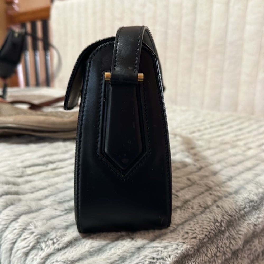 Louis Vuitton black handbag. - Picture 4 of 8